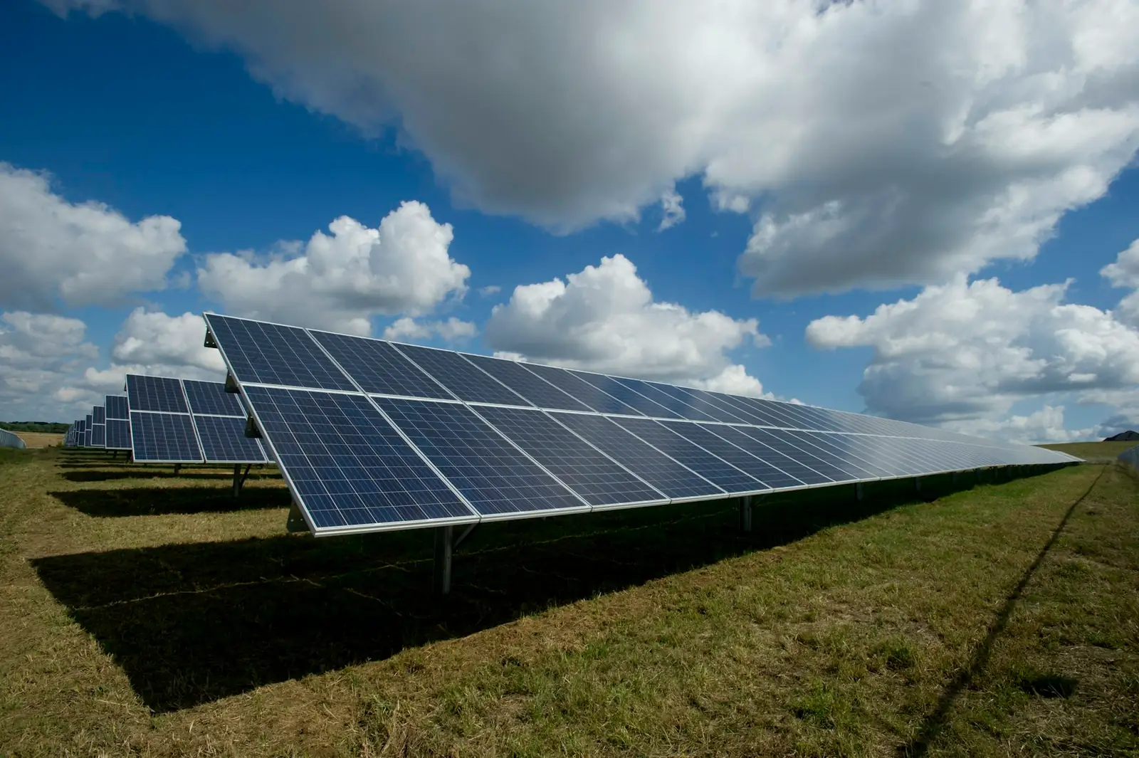 Güneş paneli sahası ve solar enerji projesi